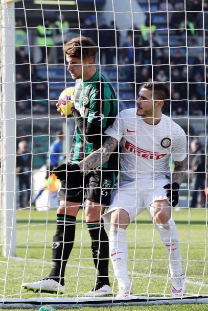 Mauro Icardi ha appena segnato il gol dell&#39;1-2 e cerca di recuperare il pallone dalla rete, ostacolato da Antei (Ansa)